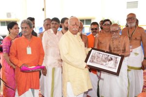 Photo caption: RSS Sarsanghchalak (Chief Mentor) Mohan Bhagwat being presented with a memento of the 1955 meeting between Guruji M.S. Golwalkar and Kanchi Mahaswami at Orikkai, Kanchipuram, Tamil Nadu on September 23, 2026.
Image Source:
https://vskbharat.com